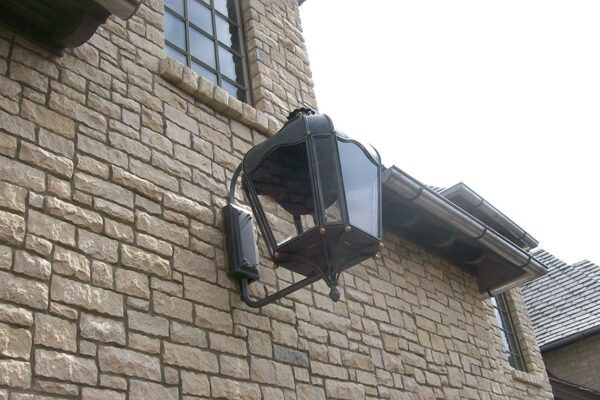 solara-custom-classic-steel-outdoor-lighting-entrance-berlin