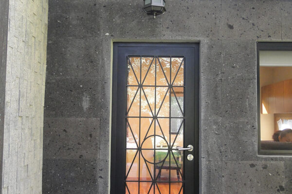solara-custom-classic-steel-outdoor-lighting-entrance-girona