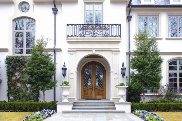 solara-custom-classic-steel-outdoor-lighting-entrance-lucerna
