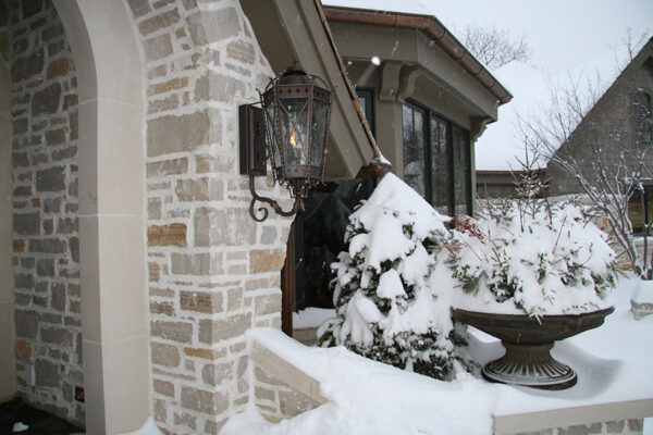 solara-custom-classic-steel-outdoor-lighting-entrance-praha