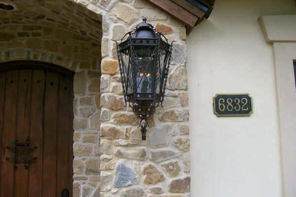 solara-custom-classic-steel-outdoor-lighting-entrance-praha