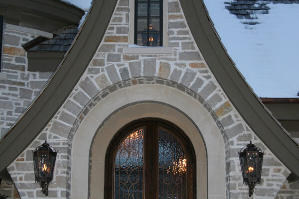 solara-custom-classic-steel-outdoor-lighting-entrance-praha