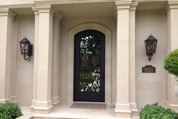 solara-custom-classic-steel-outdoor-lighting-entrance-praha